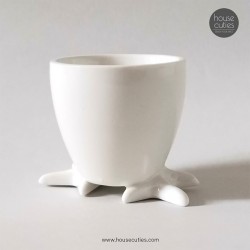 Biały porcelanowy kieliszek...